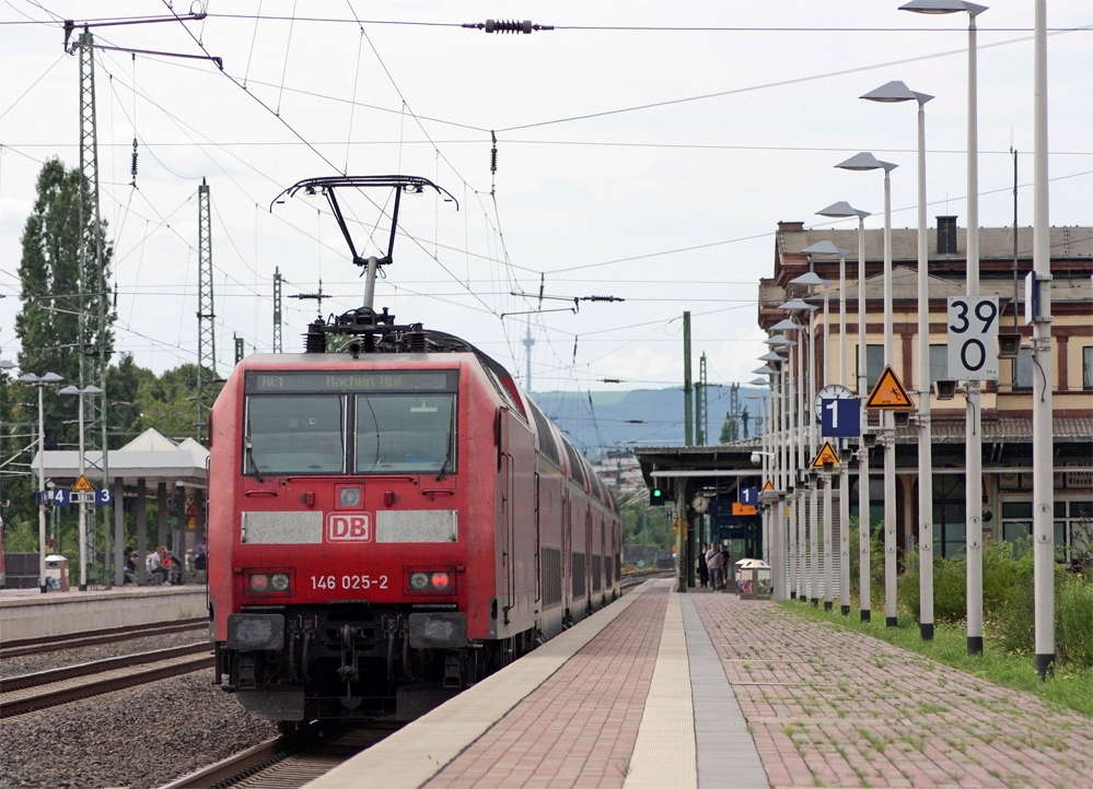 Die RE1 aus Hamm nach Aachen mit Schublok 146 025-2 bei der Einfahrt in Dren, 22.8.10