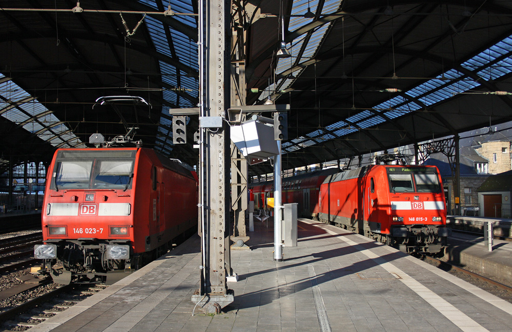 Die RE4 ist momentan die NRW-alles fhrt hier Linie schlecht hin! 111, 145, 146 mit Dosto; 110, 111 mit n-Wagen.. hier bekommt man alles!
 Hier: 146 023-7 mit RE10415 nach Dortmund und 146 015-3 mit RE10117 nach Paderborn in Aachen Hbf, 7.3.11
