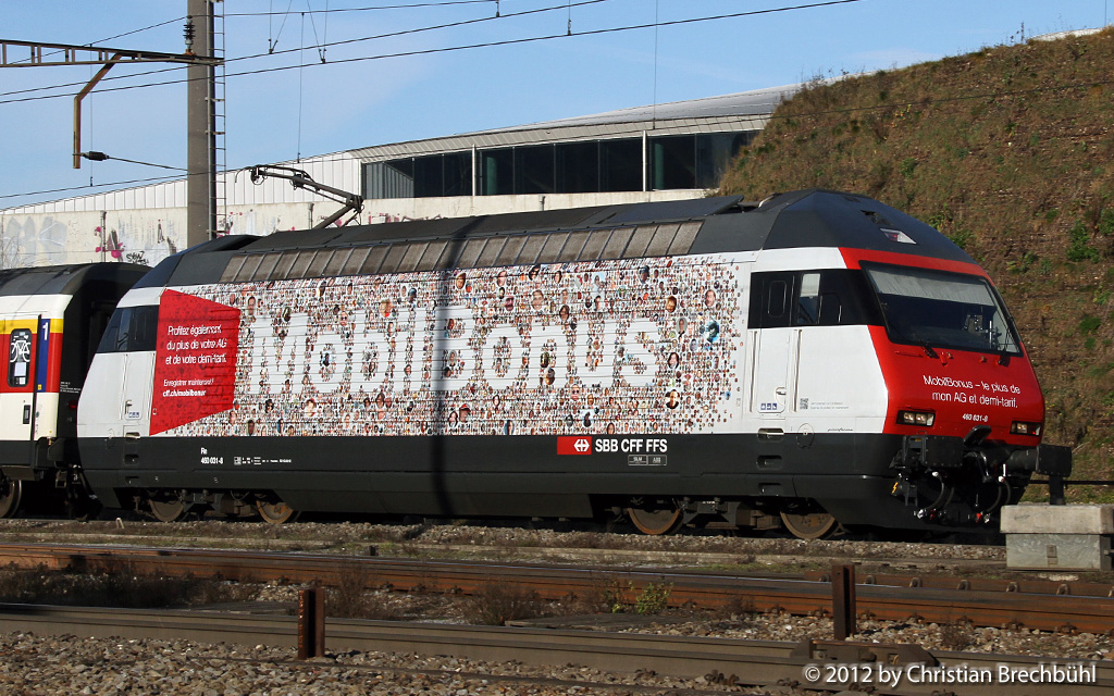 Die Re460 031-8 der SBB in Mobil Bonus Farben am 24. Dez 2012 von Muttenz Richtung Pratteln. Bild Christian Brechbhl