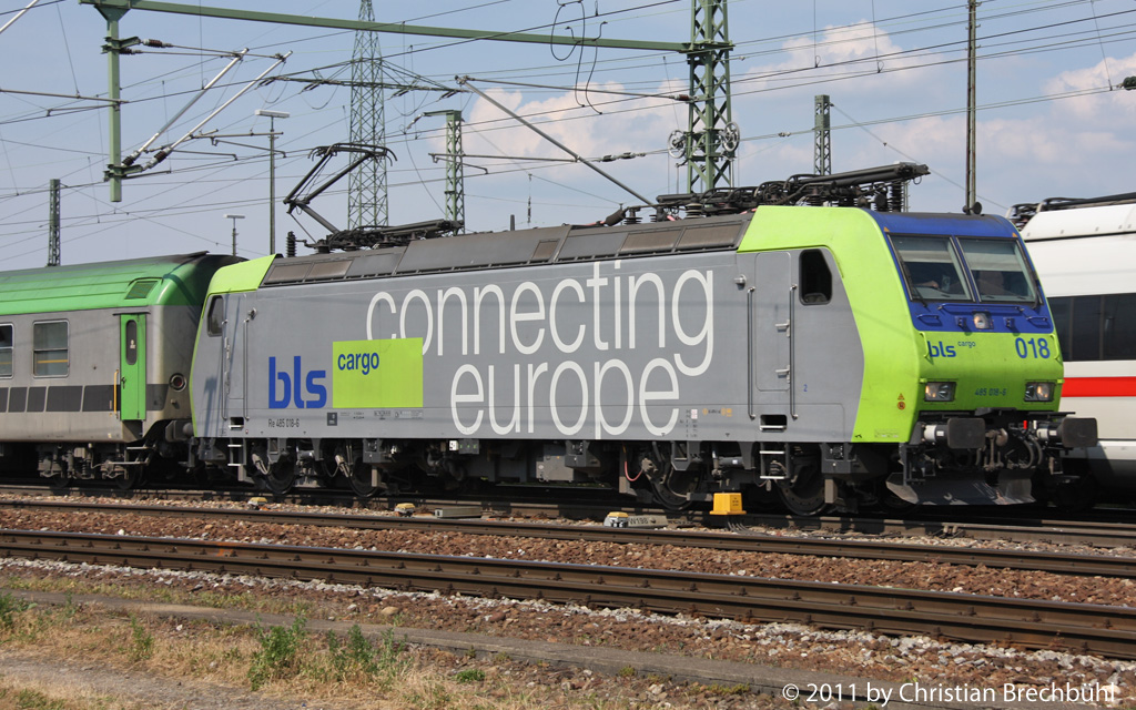 Die Re485 018-6 der BLS Cargo fhrt von Haltingen zum RB Muttenz am 6. Mai 2011 auf der Hhe des Bad Bhf Basel.