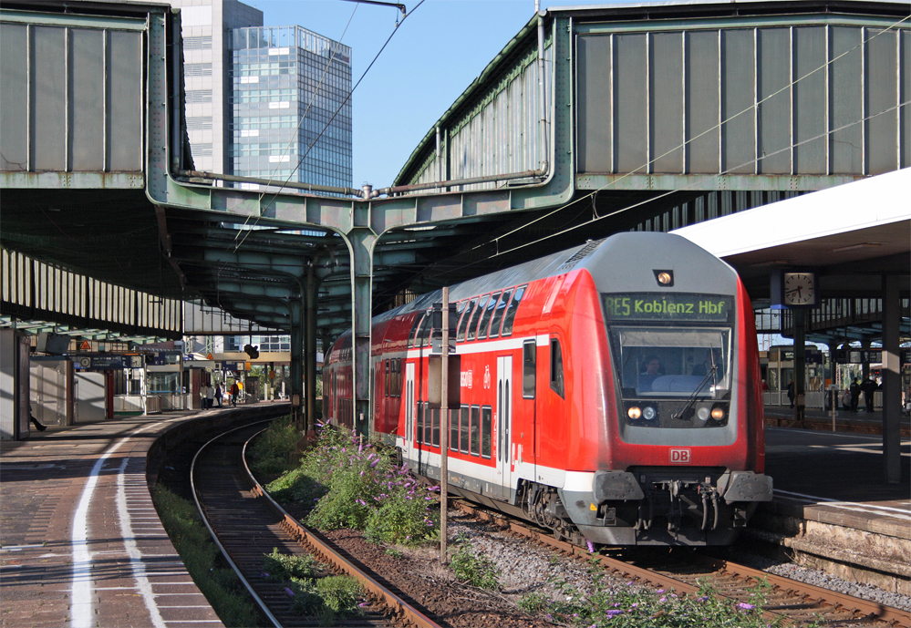 Die RE5 aus Emmerich nach Koblenz mit Schublok 146 002 bei der Ausfahrt in Duisburg Hbf, 4.9.10