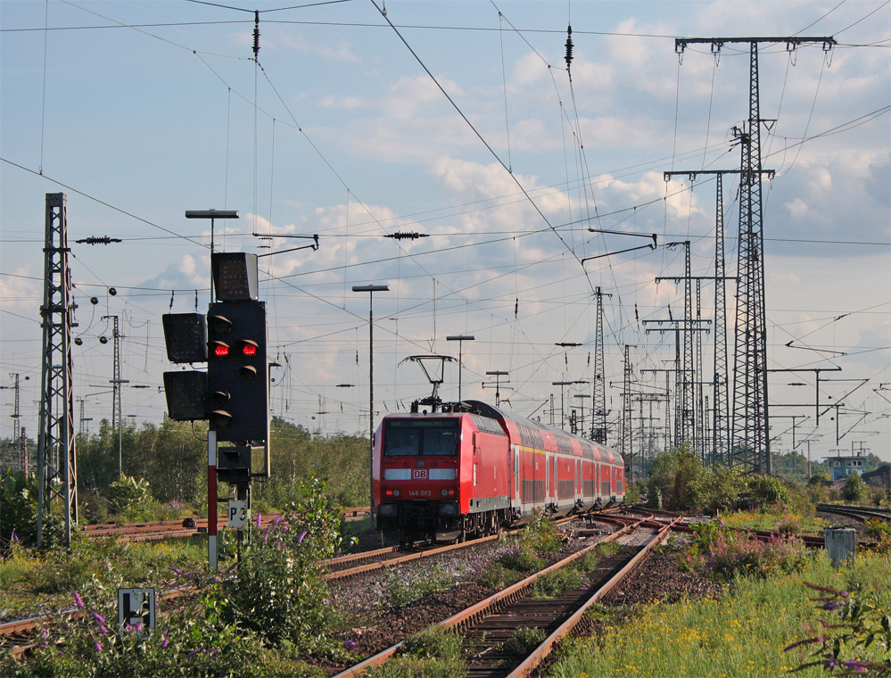 Die RE5 aus Emmerich nach Koblenz mit Schublok 146 002 bei der Ausfahrt in Duisburg Hbf, 4.9.10