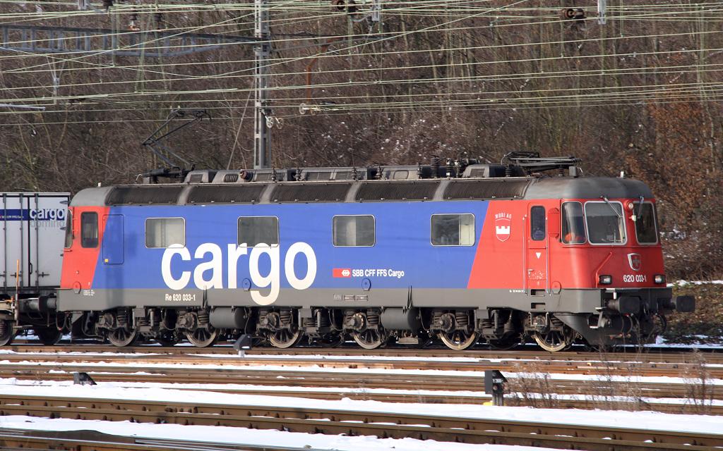 Die Re620 033-1 Muri AG der SBB Cargo am 18. Januar 2013 bei der Ausfahrt aus dem RB Muttenz.