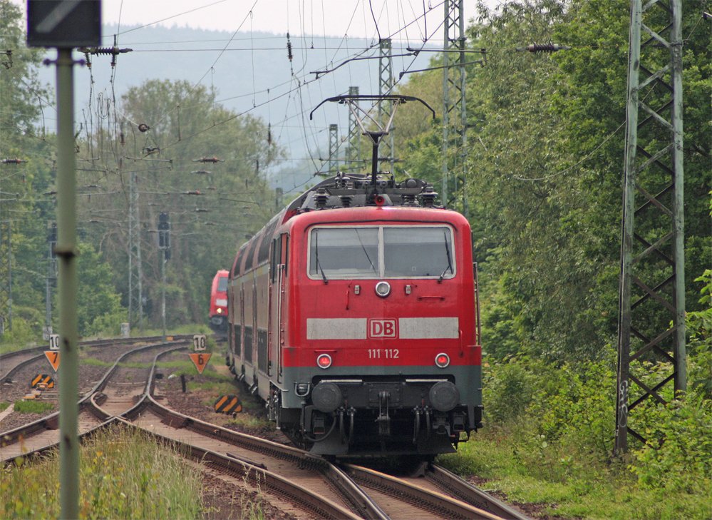 Die RE9 (4868) aus Gieen nach Aachen Hbf mit Schublok 111 112 bei der Ausfahrt in Aachen Rothe-Erde, 1.6.10