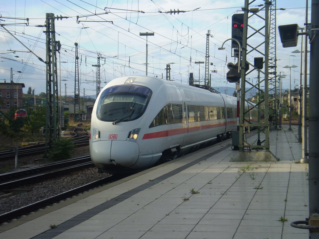 Die Realtion Wiesbaden-Dresden werden auch ab und zu mit einer 7-teiligen Garnitur und einer 5-teiligen in Doppeltraktion gefahren. Hier ist nur eine 7-teilige zu sehen. ICE  Pirna  hier im Mainzer Hbf. 