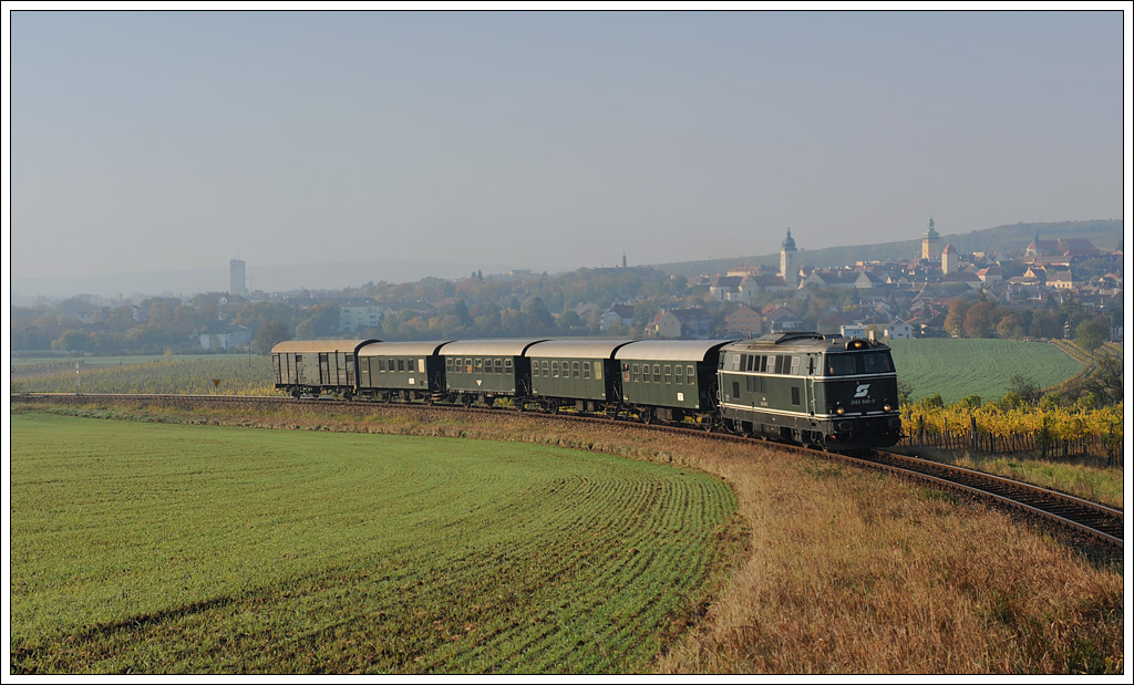 Die Reblaus an ihrem Ausgangsort: 2143 040 mit dem Reblaus Express 16970 von Retz nach Drosendorf mit Blick auf Retz am 20.10.2012.