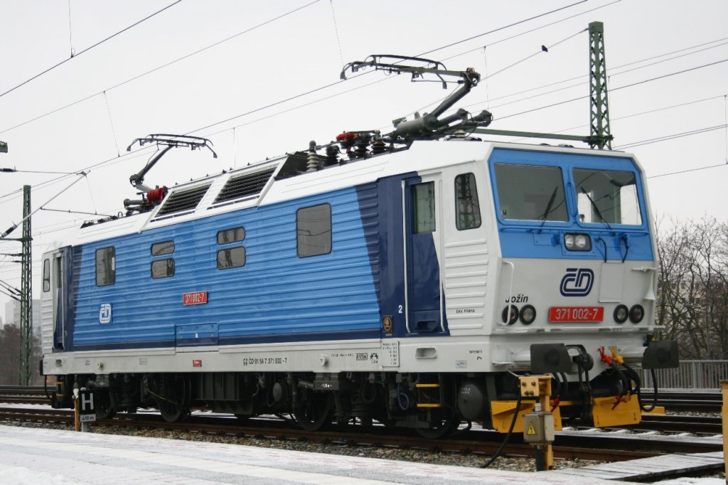 Die recht frisch Hauptuntersuchte 371 002 steht am 07.02.2010 in Dresden HBF bereit.
