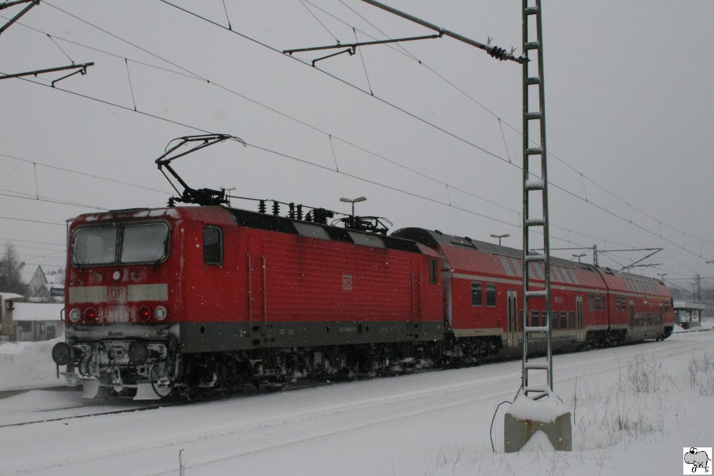 Die recht kurze Regionalbahn (RB) 16852 von Lichtenfels nach Naumburg erreicht am 31. Januar 2010 den Bahnhof Pressig-Rothenkirchen kurz nach 14.00 Uhr. Geschoben wurde die Regionalbahn von 143 928.