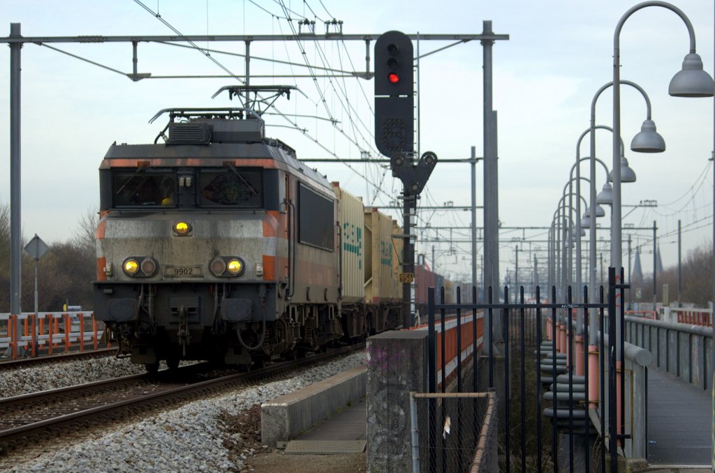 Die recht schmuetzigen Locon 9902 zieht ein Containerzug durch Diemen Zuid,6 Marz 2013.