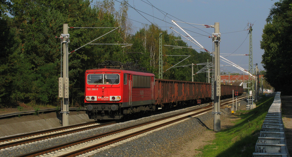 Die regelmigen Kohlezge gibts natrlich auch. Es handelt sich hier um 155 266-0 von DB Schenker die ebenfalls am 04.10. die Aufgabe hatte einen leeren Kohlezug von Knigs Wusterhausen nach Spreewitz zu ziehen.