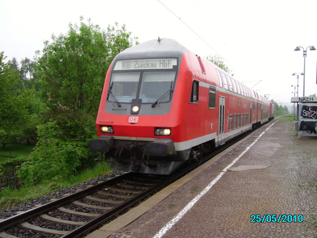 Die Regionalbahn aus Chemnitz Hbf bei der Einfahrt in Zwickau Plbitz zur weiterfahrt nach Zwickau Hbf.25.05.2010