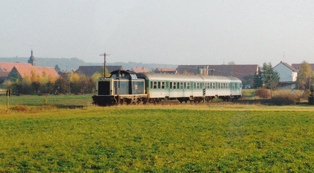 Die Regionalbahn nach Steinach beschleunigt am 21.10.94 bei Strecken-km 2,5, da sie gerade am Bahnbergang in Birkenfeld auf 10 km/h abbremsen musste.