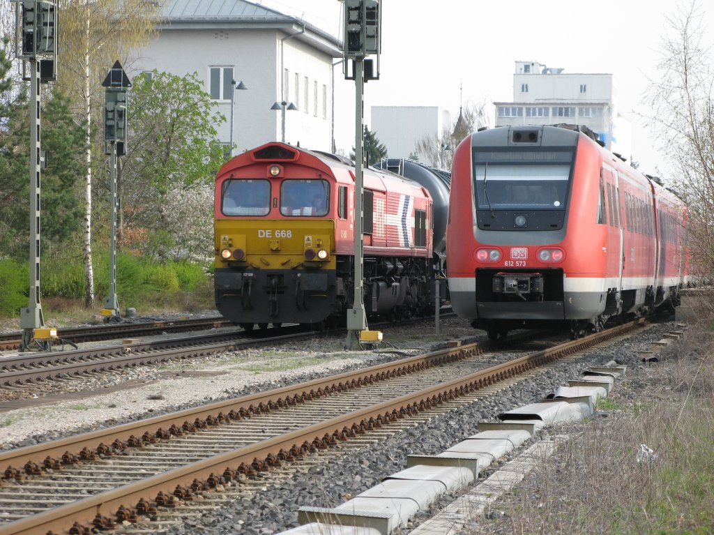 Die Regionalbahn Ulm-Kempten/Hbf 612 573 ist soeben im Bahnhof Illertissen eingefahren,DE 668 erhlt in krze Ausfahrt in Richtung Ulm,am 23.4.2010