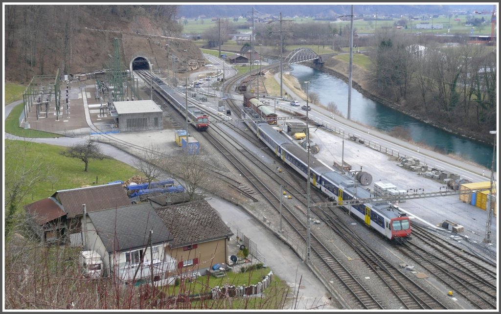 Die Regionalzge aus Chur und Linthal treffen gemeinsam in Ziegelbrcke ein. (03.03.2010)