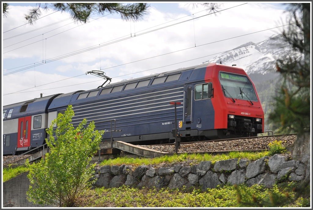 Die Regionalzge zwischen Chur und Ziegelbrcke werden neuerdings durch Domino bedient, aber gelegentlich auch durch DPZ der Zrcher S-Bahn.Hier verlsst 450 083-1 als R7862 den Bahnhof Landquart. (30.04.2012)