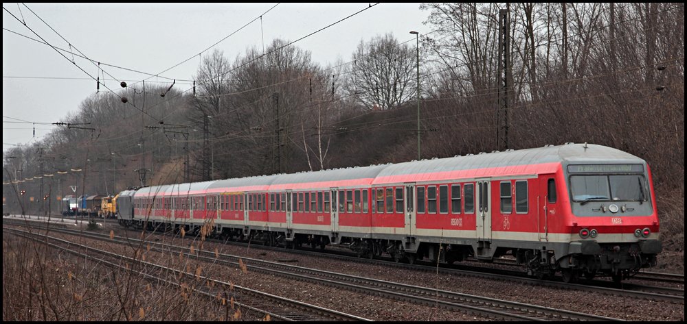 Die Regionalzge zwischen Wrzburg und Frankfurt(Main) werden zurzeit mit n-wagen gefhrt. Hier erreicht ein Zug den Bahnhof Laufach. (14.03.2010)