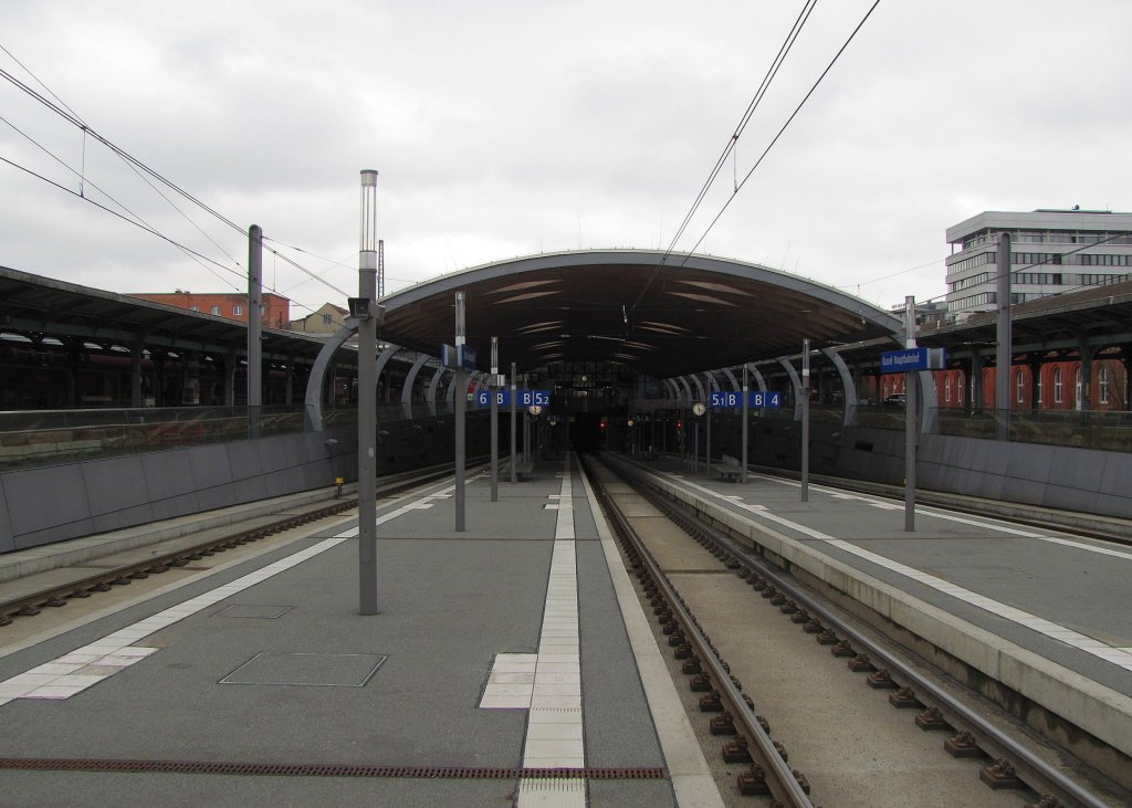 Die RegioTram Bahnsteige 4 bis 6 in Kassel Hbf; 04.04.2012