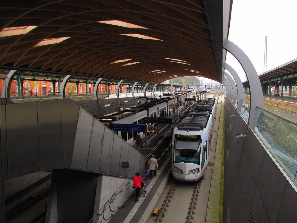 Die RegioTram Bahnsteige 5.2 und 6 in Kassel Hbf; 04.04.2012