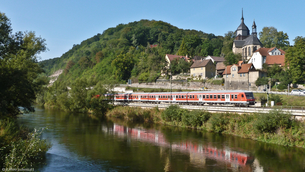 Die regulär auf der <a href= https://www.youtube.com/watch?v=DqaBPmjaGNA >Saalbahn</a> verkehrenden Doppelstock-Garnituren wurden anlässlich des Papstbesuches in Thüringen am 23./24.09.2011 als Verstärker-Züge benötigt. Daher kamen hier für 5 Tage Ersatzgarnituren aus n-Wagen und Halberstädter y-Wagen zum Einsatz. Eine solche Garnitur aus Schleswig-Holstein erreicht hier als RB von Saalfeld nach Großheringen in Kürze den Haltepunkt Rothenstein (Saale). (24.09.2011)