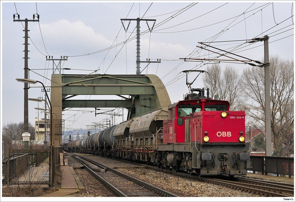 Die Reihe 1063 ist hier auf der Donaukanalbrcke bei Wien/Erdbergerlnde fters anzutreffen, da sie div. Verschubleistungen zwischen dem Zvbf und Stadlau, Strasshof, Wien/Donaukaibhf bzw. Wien/Nordwestbhf bernimmt; 20.2.2010.