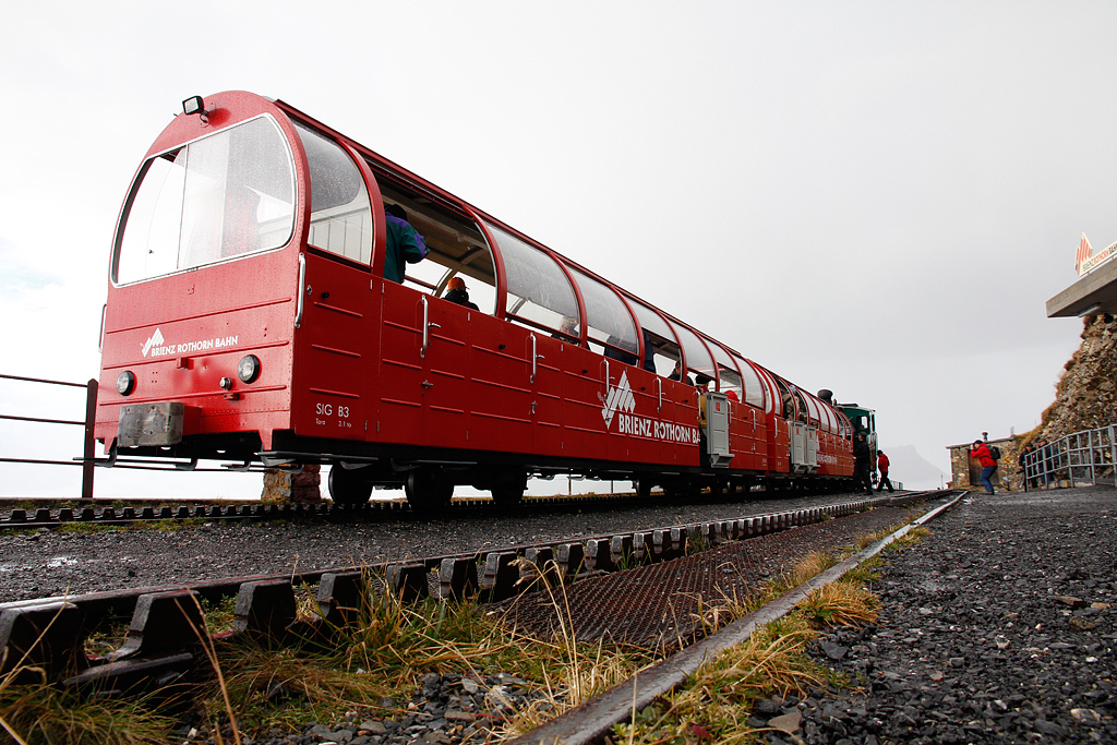 Die renovierten SIG B3 und B9 Wagen vor Lok 12 erreichten heute als 1. Zug die Station Rothorn Kulm. Auch Olli ist nun fleissig am Drcker... 30. Sept. 2012, 09:43