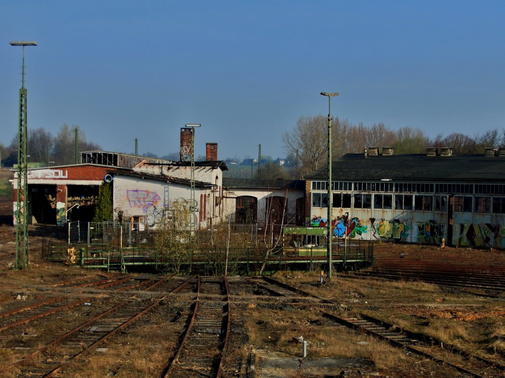 Die Reste der Drehscheibe auf dem ehemaligen BW am 28.03.2012 in Aachen West. An der Drehscheibe stand bis mitte der 80er Jahre ein 16 st�ndiger Ringlokschuppen, der bei einem Sturm so schwer besch�digt wurde, das er bis auf sechs St�nde abgerissen werden musste. Links hinter der Drehscheibe sieht man eine Wagenhalle und die Werkstatt. 
