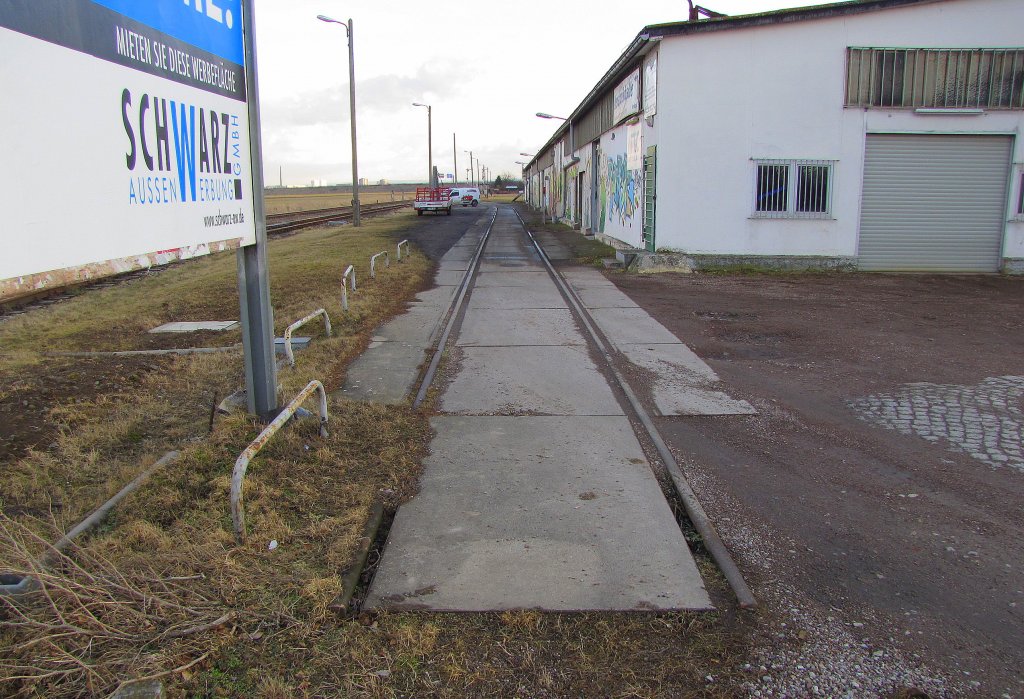 Die Reste von einem ehemaligen Anschlussgleis neben dem B der K59 in Khnhausen; 17.02.2012