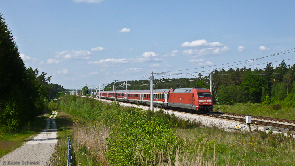 Die Rettung naht für eine Menge seit über 2 Stunden (vom letzten RE) wartender Fußballfans! Mit ihrem 20 Minuten verspäteten RE aus Nürnberg wird 101 062-8 die ungeduldigen Fahrgäste endlich nach München bringen. Die Gruppe hatte den vorigen RE nur kurz verlassen in der Hoffnung, von außen einen anderen, weniger gefüllten Wagen zu erspähen, in dem sie unterkommen konnten. Das Zugbegleitpersonal verweigerte den Reisenden jedoch den Wiedereinstieg in den Zug - er war ja schon voll genug. Mit einem strengen Hupen des Triebfahrzeugführers wurden die Fußballfans schließlich energisch in Allersberg zurückgelassen. (19.05.2012)