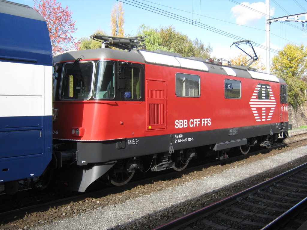 Die revidierte Re 4/4 II, neu Re 420 230, am neuen S-Bahn Zrich HVZ Zug in Frick, 26.10.2011.
