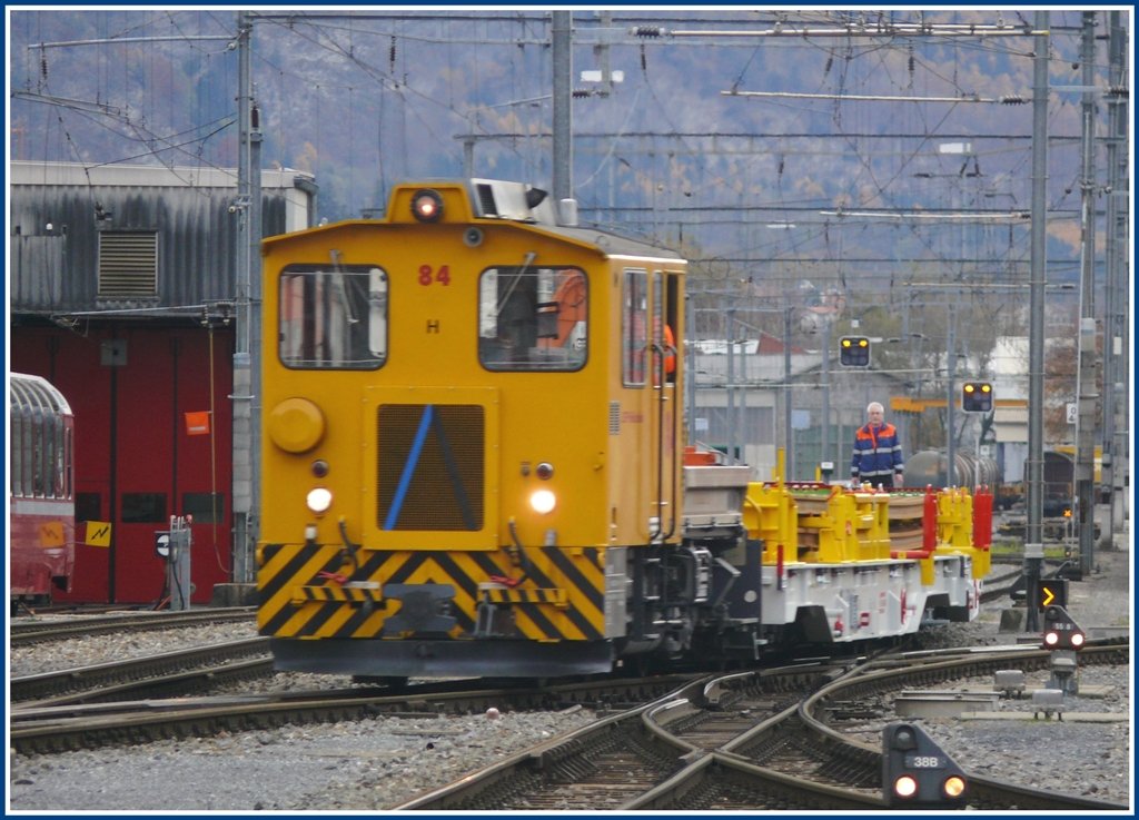 Die RhB erhlt nicht nur neue Triebwagen, sondern auch neue Schienen und dazu gleich die passenden Transportwagen in Form von vier 4-achsigen Xa-t.Der Tm 2/2 84 macht eine Probefahrt durch die engsten Gleisbgen des Bahnhofs Landquart. (16.11.2009)