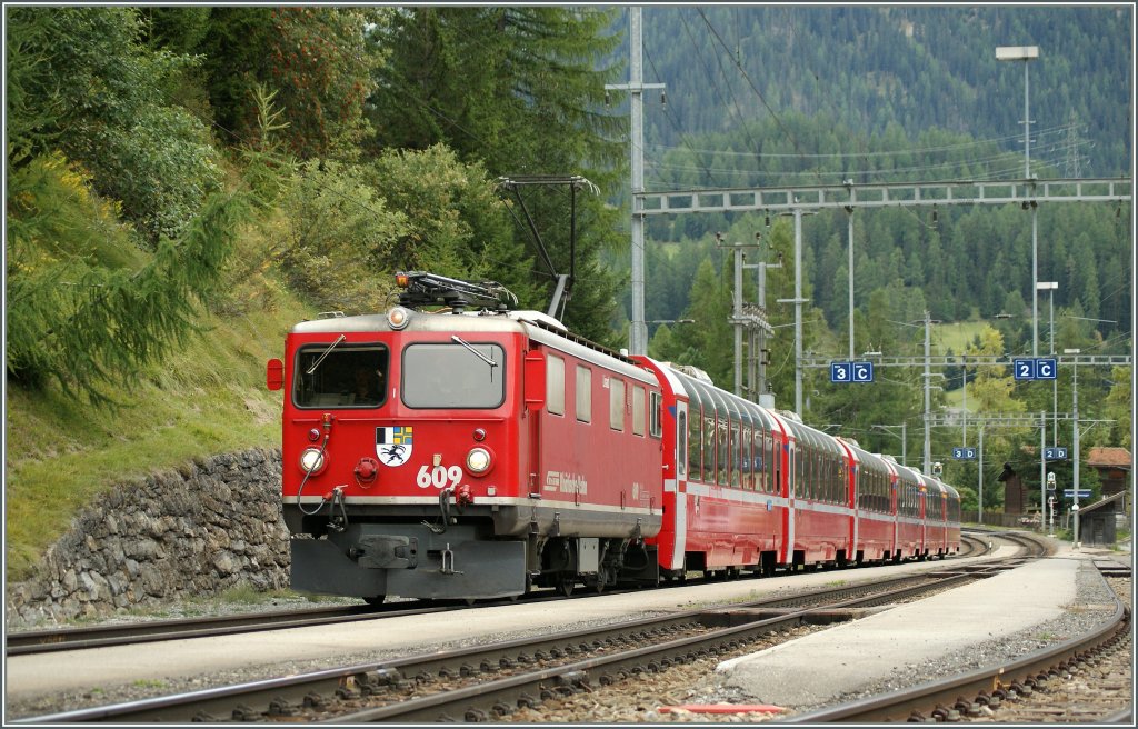 Die  RhB Ge 4/4 I 609 mit dem Bernina Express in Bergün am 19. Sept 2009.
