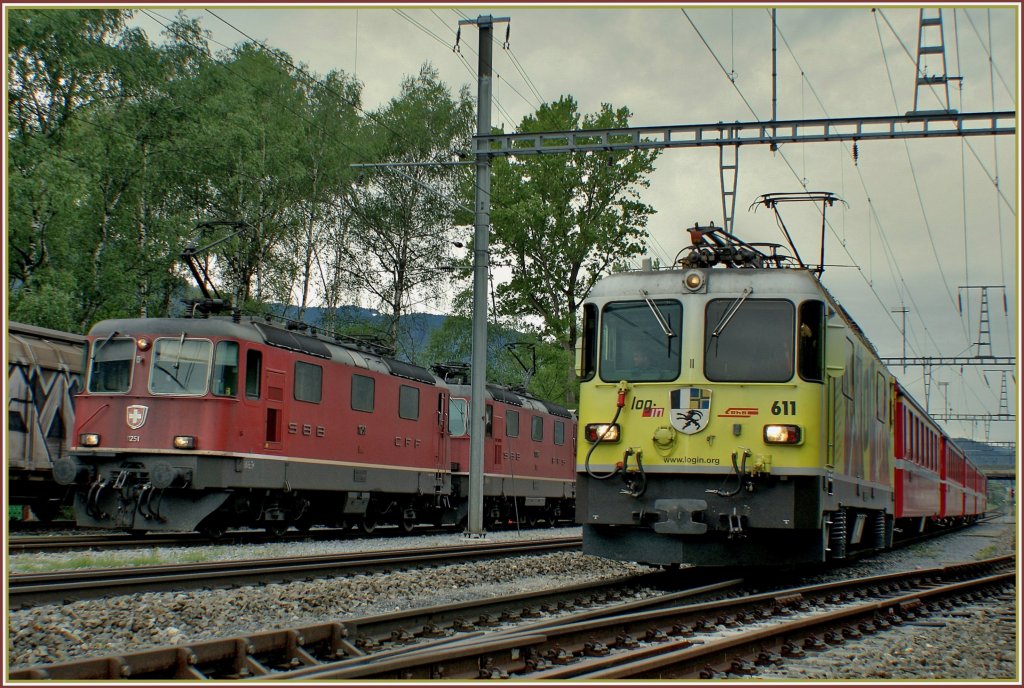 Die RhB Ge 4/4 II kann die Ähnlichkeit zur SBB Re 4/4 II kaum verleugnen...
Felsberg, am 10. Mai 2010