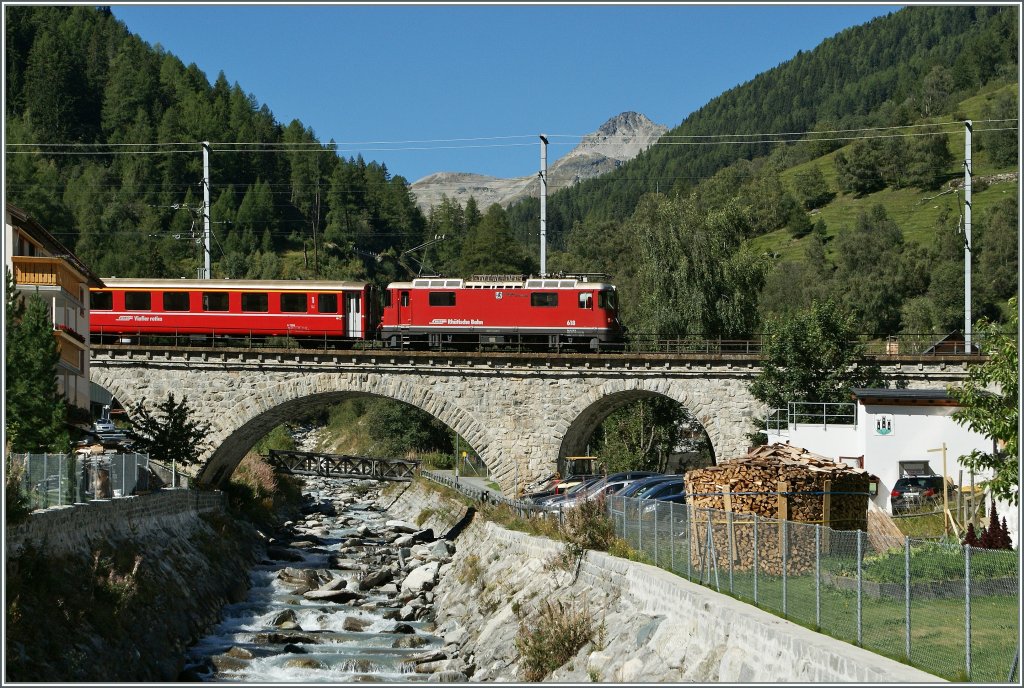 Die RhB Ge 4/4 II 618 überquert in Susch die Susasca am 13. September 2011.
