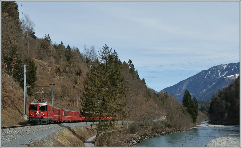 Die RhB Ge 4/4 II 632 strebt mit ihrem RE 1240 Disentis entgegen und konnte hier beim Kilometer 26.3 fotografiert werden. Gleich danach verengt sich die Rheinschlucht und bietet eindrückliche Szenen, doch fehlende Zeit und ein gesperrter Wanderweg verhinderten dieses Mal weitere Bilder. 
16. März 2013