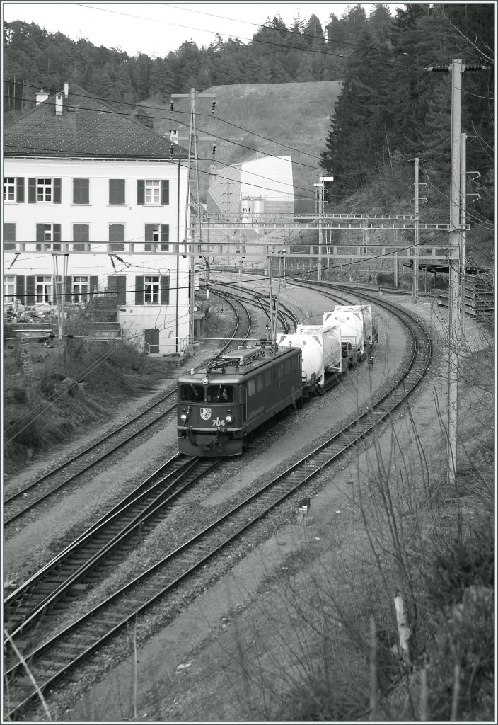 Die RhB Ge 6/6 II 704 verlsst mit einem kurzen Gterzug Reichenau Tamins.
15. Mrz 2013