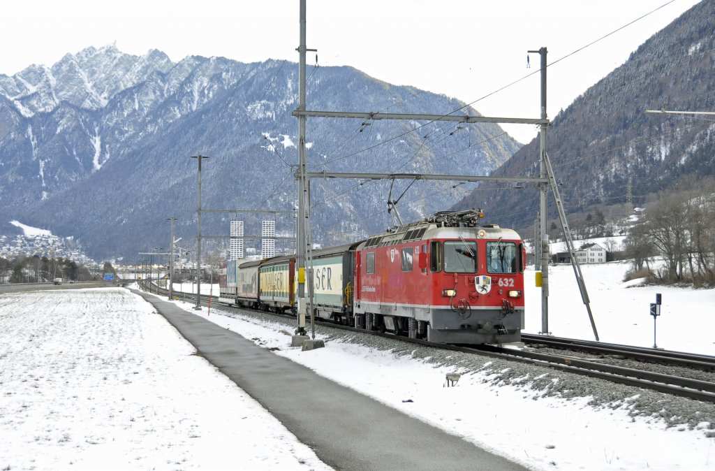 Die RhB Lok 632 vom Typ Ge 4'4 II die auf den Namen Zizers getauft ist,ist mit einem Gterzug in Richtung Domat-Ems unterwegs.Das Bild entstand am 29.1.2013 bei Felsberg.