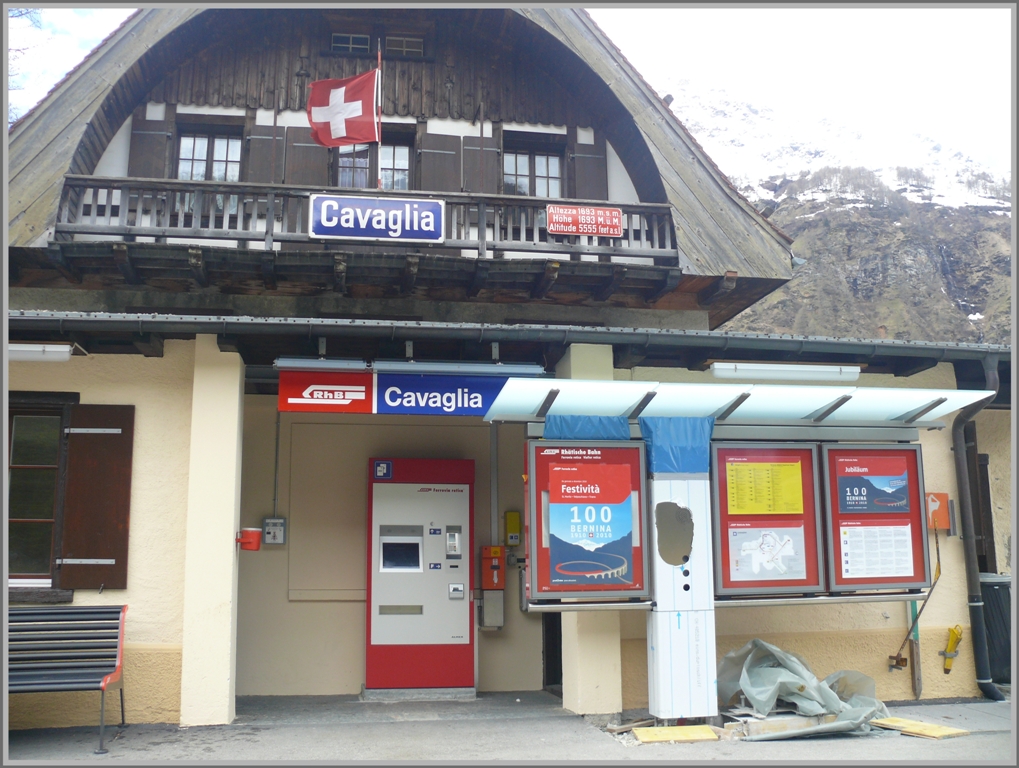 Die RhB setzt das einheitliche Erscheinungsbild auch auf den kleinsten Bahnhfen konsequent durch. Das Bahnhofgebude von Cavaglia wirkt dadurch allerdings ein wenig berladen. Der Bahnhof liegt brigens auf 5555ft above sealevel/1693m .M. (20.05.2010)