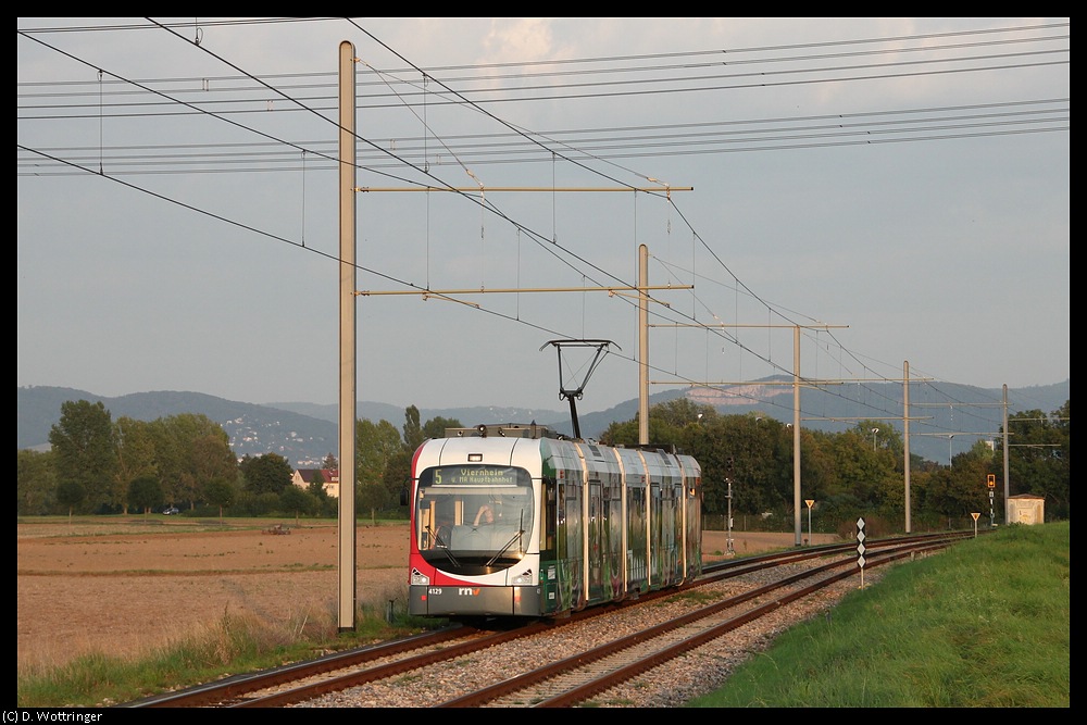 Die Rhein-Neckar-Variobahn (RNV) 4129 fhrt am 17. September 2011 schwungvoll aus der Haltestelle Pforzheimer Strae.