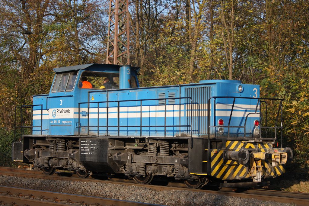 Die Rheinkalk Lok 3 war am 11.11.11 ausnahmsweise mal nich nur auf dem Rheinkalk Gelnde in Wlfrath-Flandersbach unterwegs,sondern schaute auch kurz in Ratingen-Lintorf vorbei wo die Fahrtrichtung gewechselt wurde um danach wieder zurck in Richtung Kalkwerk zufahren.
