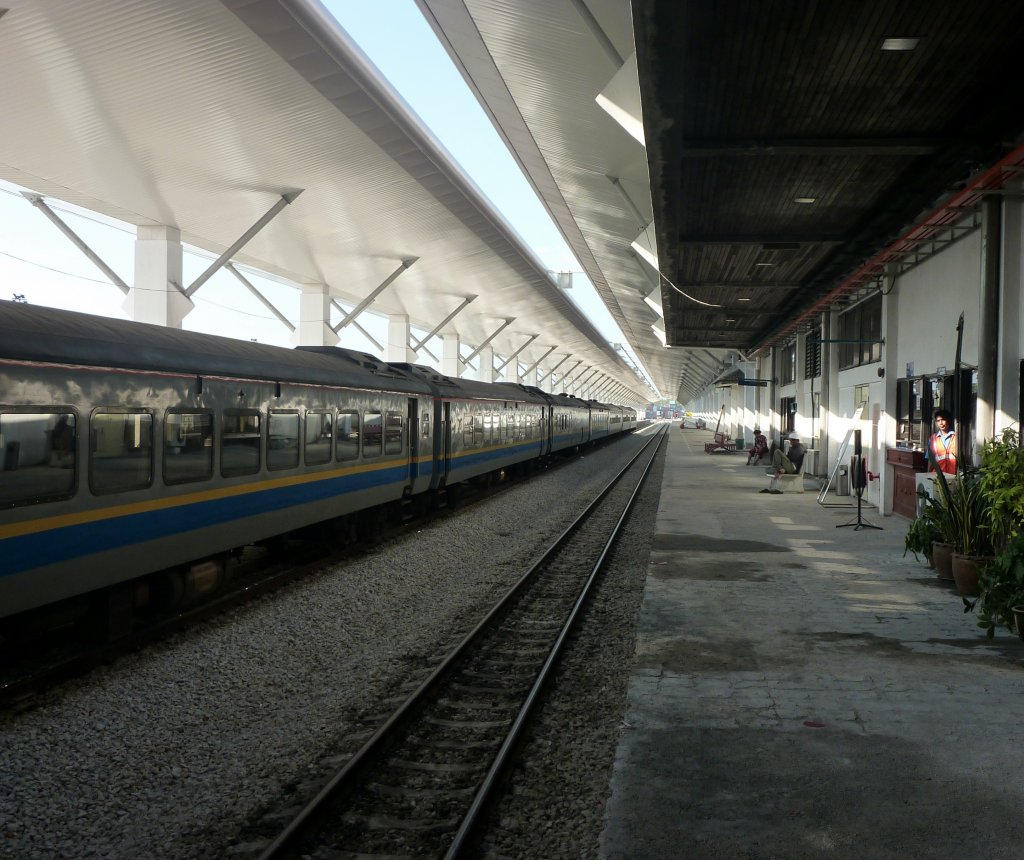 Die riesige Bahnsteigberdachung vom Bahnhof Padang Besar am 14.01.2013. Der Bahnhof wird zur Zeit von zwei Zugpaaren am Tag frequentiert.