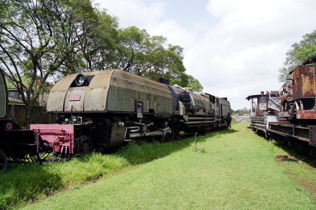 Die riesige Doppeltender Garratt 5930 (Mount Shengena) am 2.6.2012 im Eisenbahnmuseum Nairobi. Diese Baureihe ist die strkste jemals gebaute Meterspur Dampflok und konnte aufgrund ihrer enormen Achslast nur auf der Hauptstrecke Nairobi-Mombasa eingesetzt werden. Eine weitere Class 59 ist betriebsfhig und wird vor Sonderzgen eingesetzt.