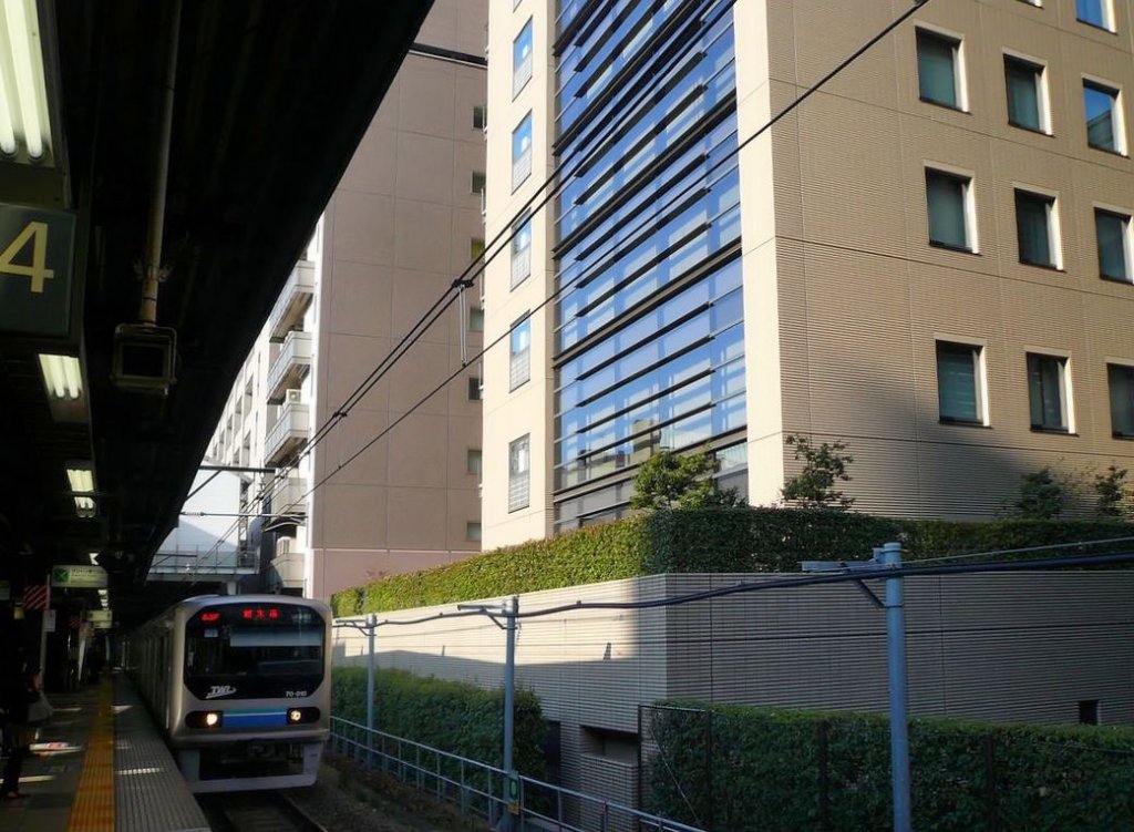 Die Rinkai-Linie: Unterwegs durch die Stadt zur Tokyo-Bucht kommt die Linie auch an modernsten Geschftsvierteln an der Ringbahnlinie vorbei. Einfahrt von Zug Nr.1 (Frontwagen 70-010) in Tokyo-Shibuya, 25.November 2009.  
