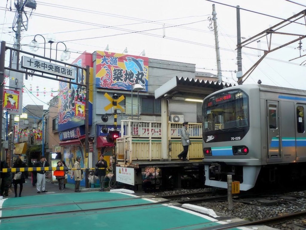 Die Rinkai-Linie: Zug Nr.2 (Schlusswagen 70-029) hat gerade in Tokyo-Jj gehalten; Blick in die Altstadt-Gsschen. 27.Februar 2010. 