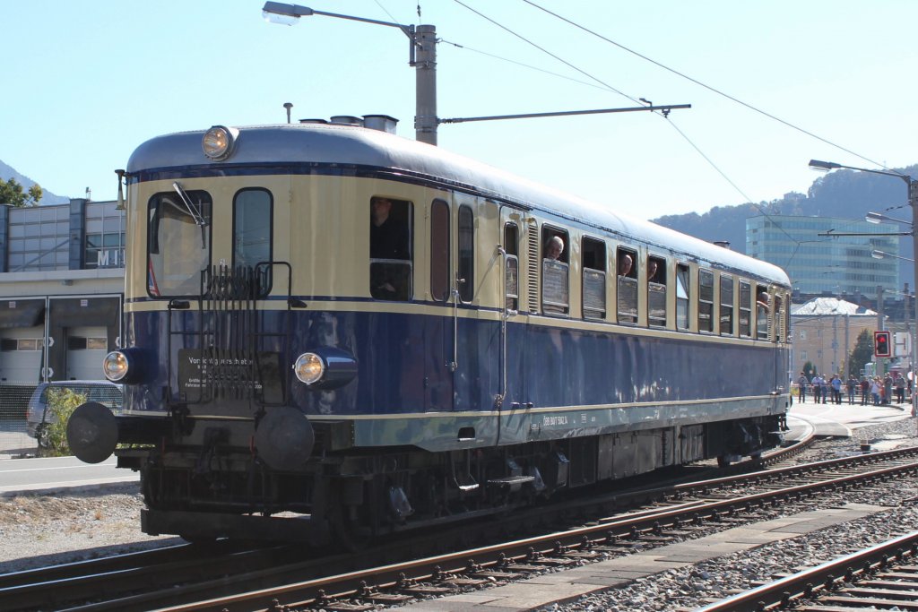 Die Roberts zugast auf der 125 Jahre Salzburger Lokalbahnfeier. Hier der 5042.14 beim Einbiegen vom Verbindungsgleis BB-SLB in den SLB Bahnhof Salzburg Itzling. Der Zug wurde als 17576 gefhrt; am 01.10.2011