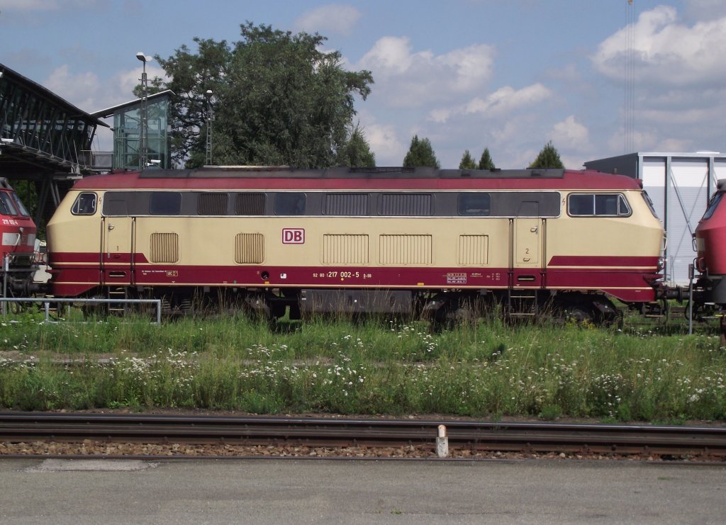 Die rot-beige 217 002-5 steht am 17. August 2011 im Bw Mhldorf am Inn abgestellt. Aufgenommen vom Bahnsteig aus.