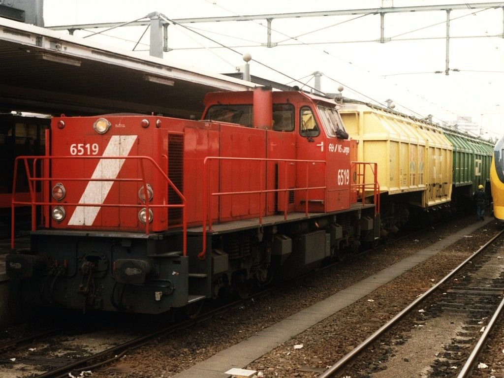 Die rote 6519 mit Gterzug 57223 Katwolde-Zwolle bestehende aus grne und gelbe VAM-wagens auf Bahnhof Zwolle am 2-5-1997. Bild und scan: Date Jan de Vries.