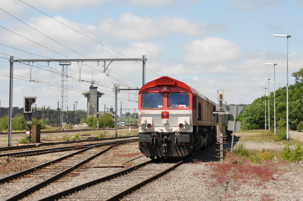 Die rote PB13 von Crossrail parkte heute auf dem blichen Abstellgleis in Montzen. Hinter ihr standen drei weitere Class66 von Crossrail. Aufgenommen am 28/05/2011.
