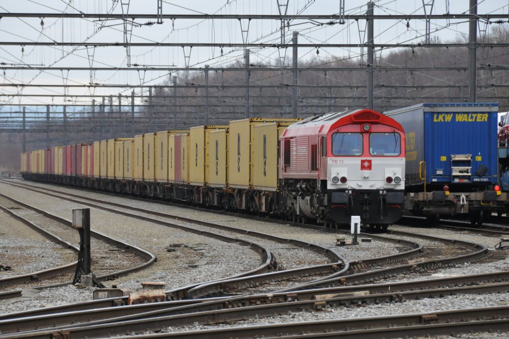 Die rote PB13 von Crossrail verbrachte ihre Sonntagsruhe mit einem langen Containerzug im Bahnhof Montzen. Aufgenommen am 06/02/2011.