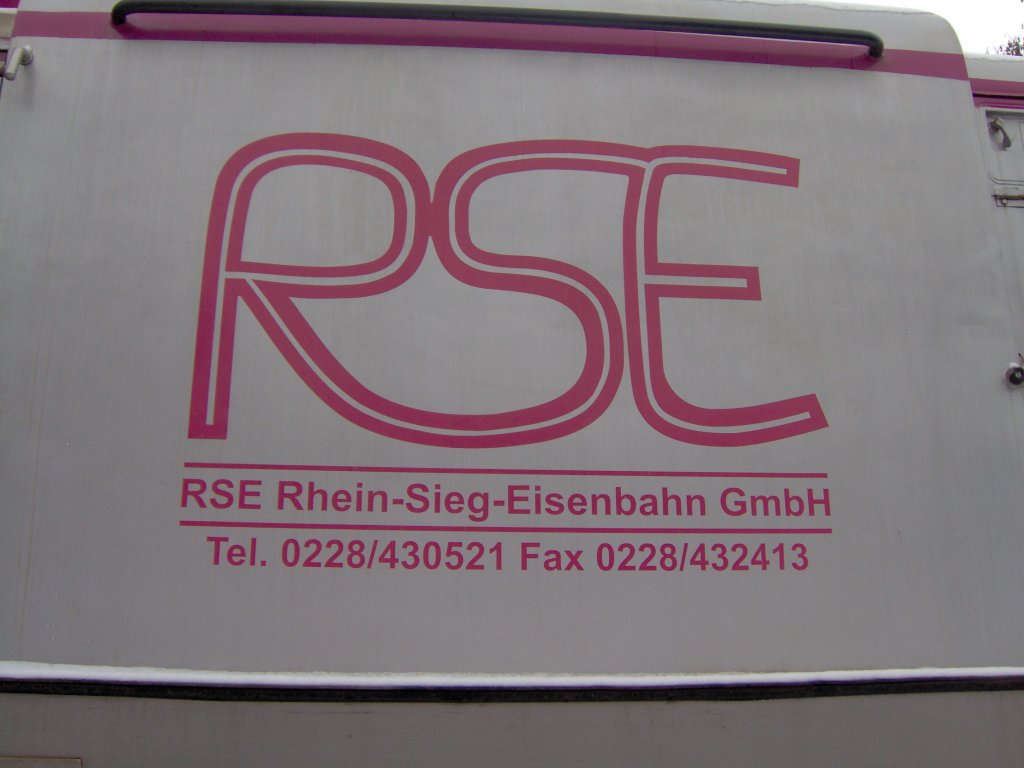 Die RSE-Schrift auf einer pinken BR 364 im Bahnhof Beuel.