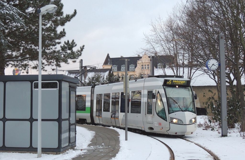 Die RT5 hat die Endhaltestelle Leipziger Strasse erreicht und fhrt in wenigen Minuten wieder ab Richtung Melsungen (11.12.2012).